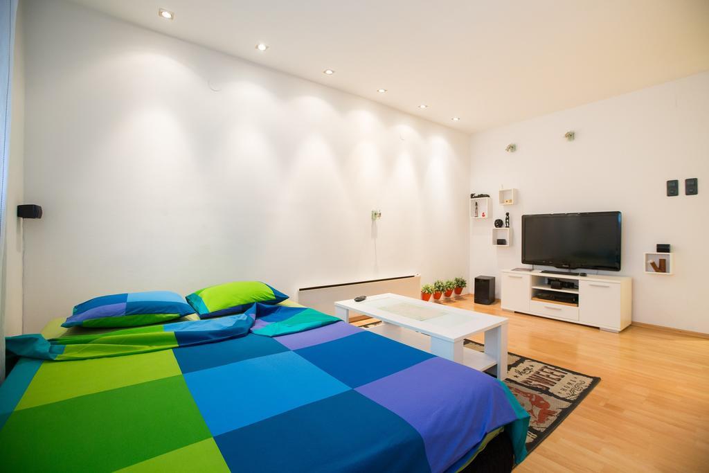 Eazzynight Center Apartment Zagreb Oda fotoğraf